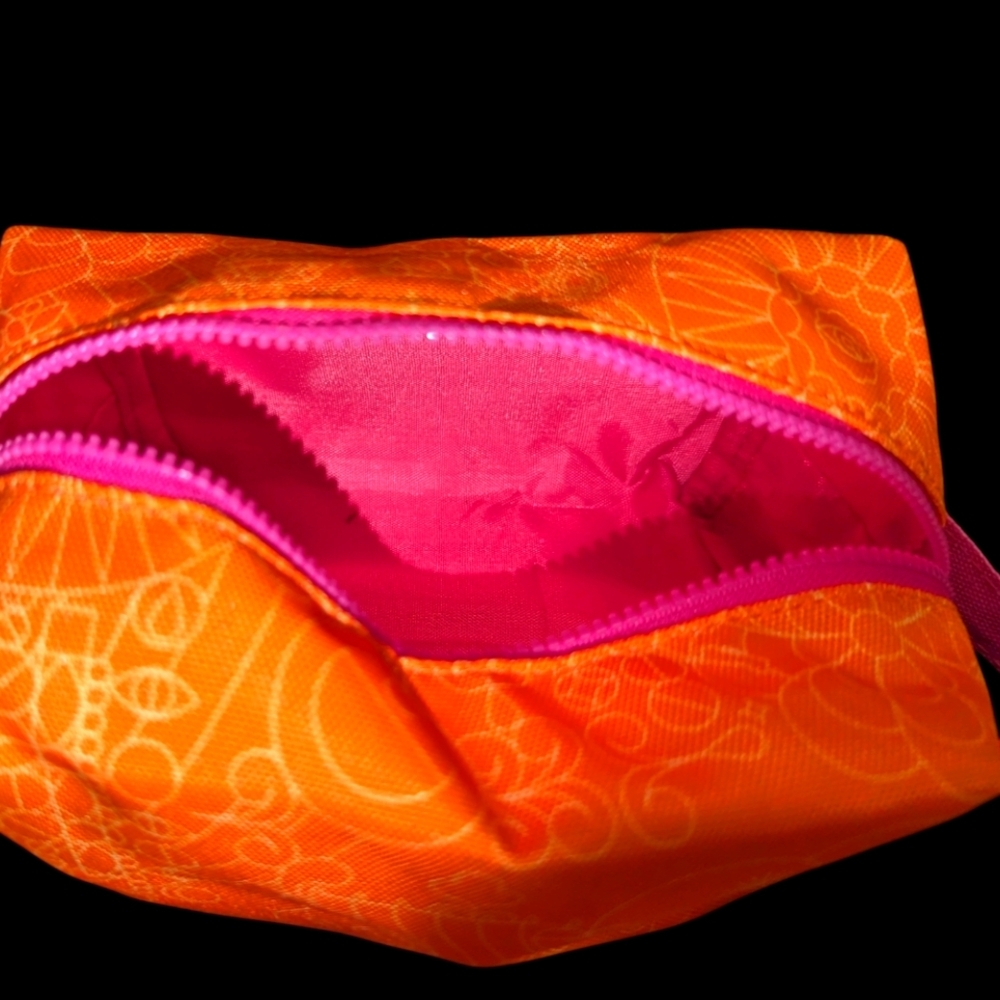 Amika Travel set with products New - removed the 2 tems with spray from set